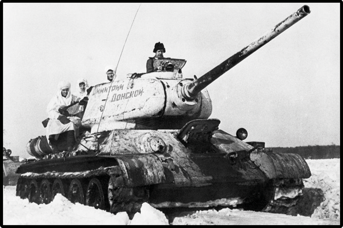 Historisches Foto des Panzers T-34-85 aus der Panzerkolonne „Dmitrij Donskoj“.